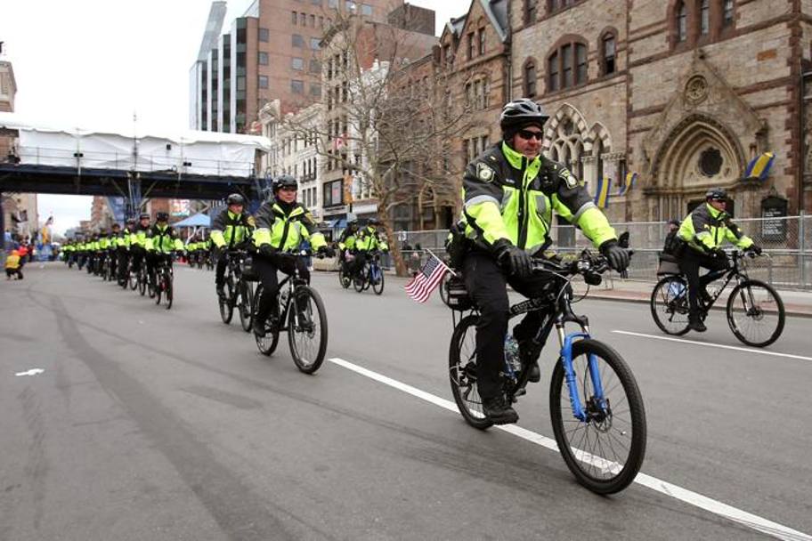 Ecco i poliziotti in bici che si dispongono lungo il percorso prima del via